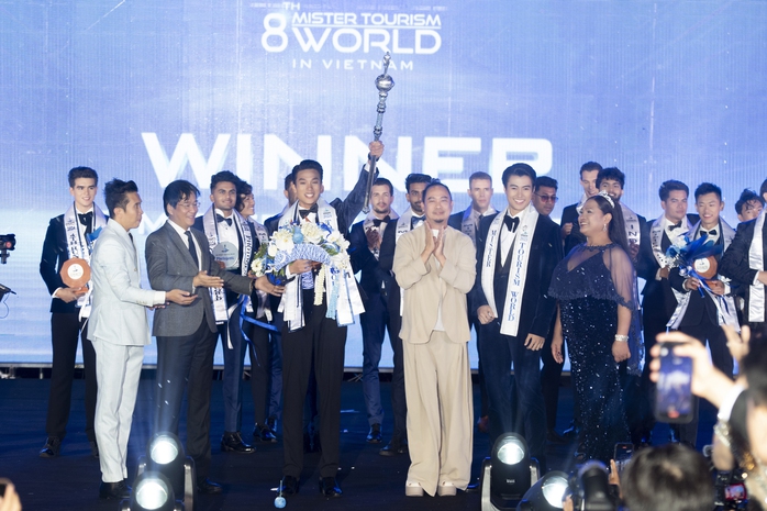 Hưng Nguyễn đăng quang Nam vương du lịch Thế giới 2025
- Ảnh 1. Hưng Nguyễn đăng quang Nam vương du lịch Thế giới 2025
- Ảnh 1.