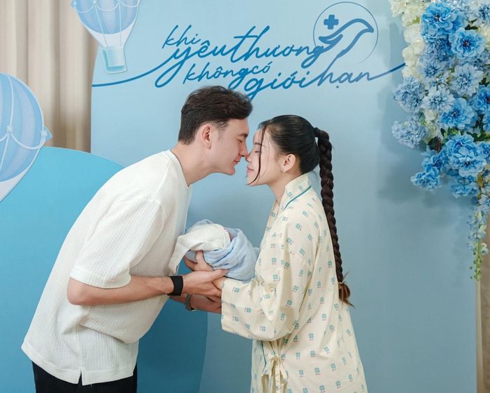 Thủ môn Đặng Văn Lâm hạnh phúc đón con đầu lòng- Ảnh 2. Thủ môn Đặng Văn Lâm hạnh phúc đón con đầu lòng- Ảnh 2.
