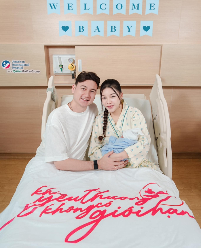 Thủ môn Đặng Văn Lâm hạnh phúc đón con đầu lòng- Ảnh 3. Thủ môn Đặng Văn Lâm hạnh phúc đón con đầu lòng- Ảnh 3.