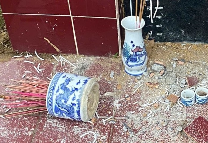 Hơn 30 ngôi mộ bất ngờ bị đập phá- Ảnh 1. Hơn 30 ngôi mộ bất ngờ bị đập phá- Ảnh 1.