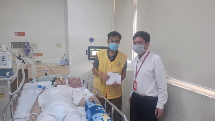 Ban giám hiệu trao bằng tốt nghiệp cho sinh viên tại bệnh viện- Ảnh 3. Ban giám hiệu trao bằng tốt nghiệp cho sinh viên tại bệnh viện- Ảnh 3.