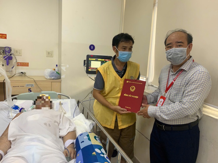 Ban giám hiệu trao bằng tốt nghiệp cho sinh viên tại bệnh viện- Ảnh 1. Ban giám hiệu trao bằng tốt nghiệp cho sinh viên tại bệnh viện- Ảnh 1.
