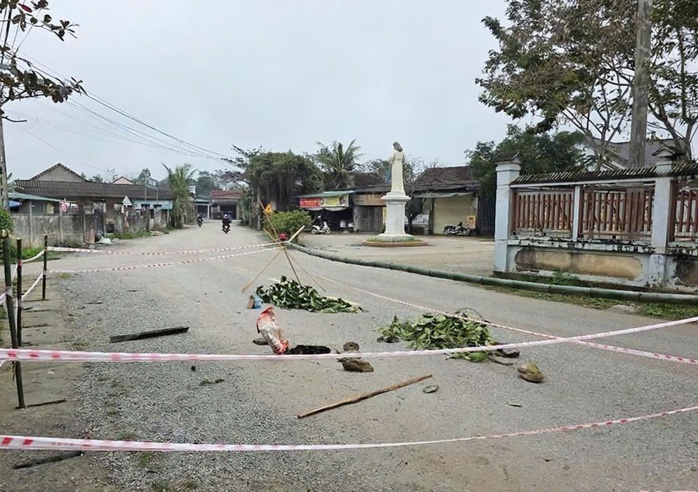 Xuất hiện nhiều “hố tử thần” trên đường- Ảnh 4. Xuất hiện nhiều “hố tử thần” trên đường- Ảnh 4.