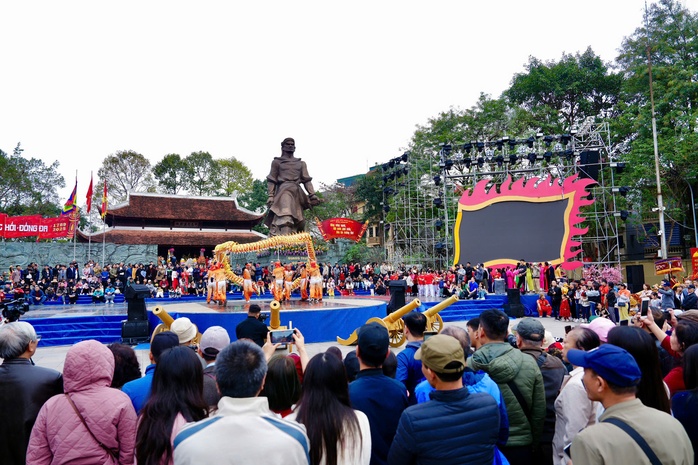 Hàng ngàn người tưởng nhớ công lao của Hoàng đế Quang Trung- Ảnh 5. Hàng ngàn người tưởng nhớ công lao của Hoàng đế Quang Trung- Ảnh 5.