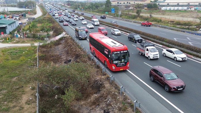 Ùn tắc kéo dài tại cửa ngõ trở lại Hà Nội sau kỳ nghỉ Tết Ất Tỵ- Ảnh 3. Ùn tắc kéo dài tại cửa ngõ trở lại Hà Nội sau kỳ nghỉ Tết Ất Tỵ- Ảnh 3.