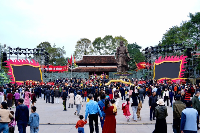 Hàng ngàn người tưởng nhớ công lao của Hoàng đế Quang Trung- Ảnh 1. Hàng ngàn người tưởng nhớ công lao của Hoàng đế Quang Trung- Ảnh 1.