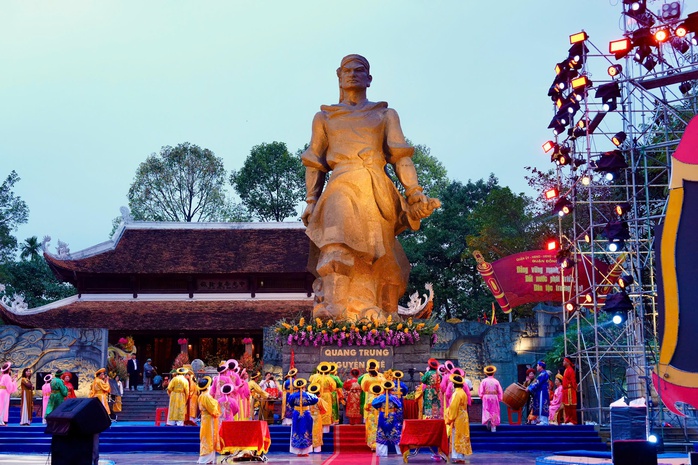 Hàng ngàn người tưởng nhớ công lao của Hoàng đế Quang Trung- Ảnh 2. Hàng ngàn người tưởng nhớ công lao của Hoàng đế Quang Trung- Ảnh 2.