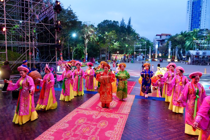 Hàng ngàn người tưởng nhớ công lao của Hoàng đế Quang Trung- Ảnh 3. Hàng ngàn người tưởng nhớ công lao của Hoàng đế Quang Trung- Ảnh 3.