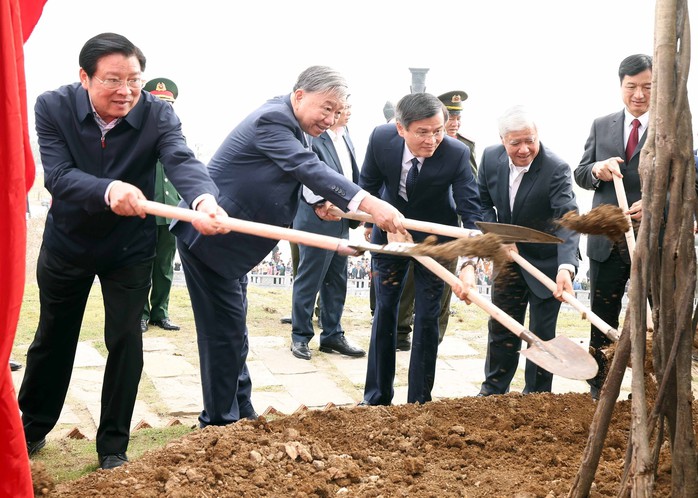 Tổng Bí thư Tô Lâm và đoàn công tác Trung ương dự Lễ phát động “Tết trồng cây đời đời nhớ ơn Bác Hồ” Xuân Ất Tỵ 2025 tại tỉnh Ninh Bình.Ảnh: TTXVN