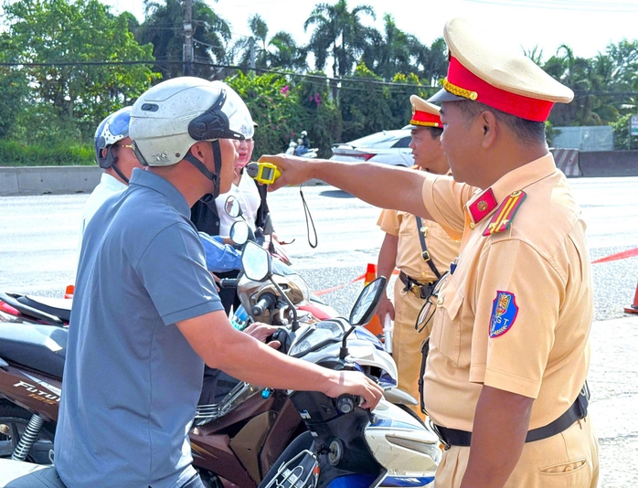 CSGT Đồng Nai xử lý hàng trăm trường hợp vi phạm nồng độ cồn, quá tốc độ trong 3 ngày Tết- Ảnh 1. CSGT Đồng Nai xử lý hàng trăm trường hợp vi phạm nồng độ cồn, quá tốc độ trong 3 ngày Tết- Ảnh 1.