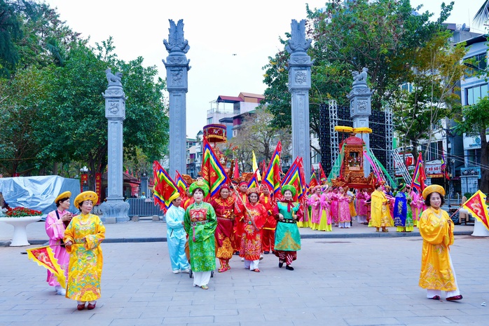 Hàng ngàn người tưởng nhớ công lao của Hoàng đế Quang Trung- Ảnh 4. Hàng ngàn người tưởng nhớ công lao của Hoàng đế Quang Trung- Ảnh 4.