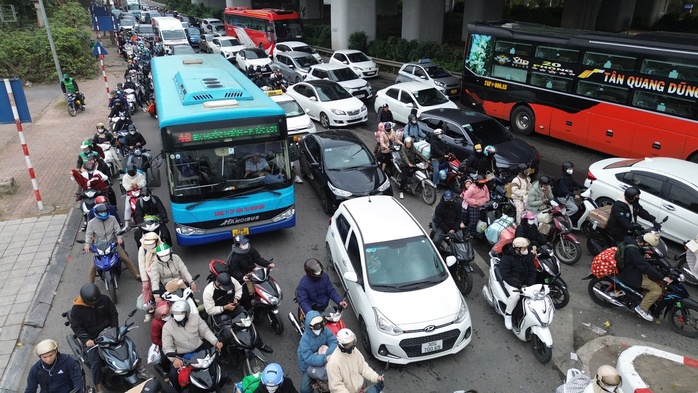 Ùn tắc kéo dài tại cửa ngõ trở lại Hà Nội sau kỳ nghỉ Tết Ất Tỵ- Ảnh 4. Ùn tắc kéo dài tại cửa ngõ trở lại Hà Nội sau kỳ nghỉ Tết Ất Tỵ- Ảnh 4.