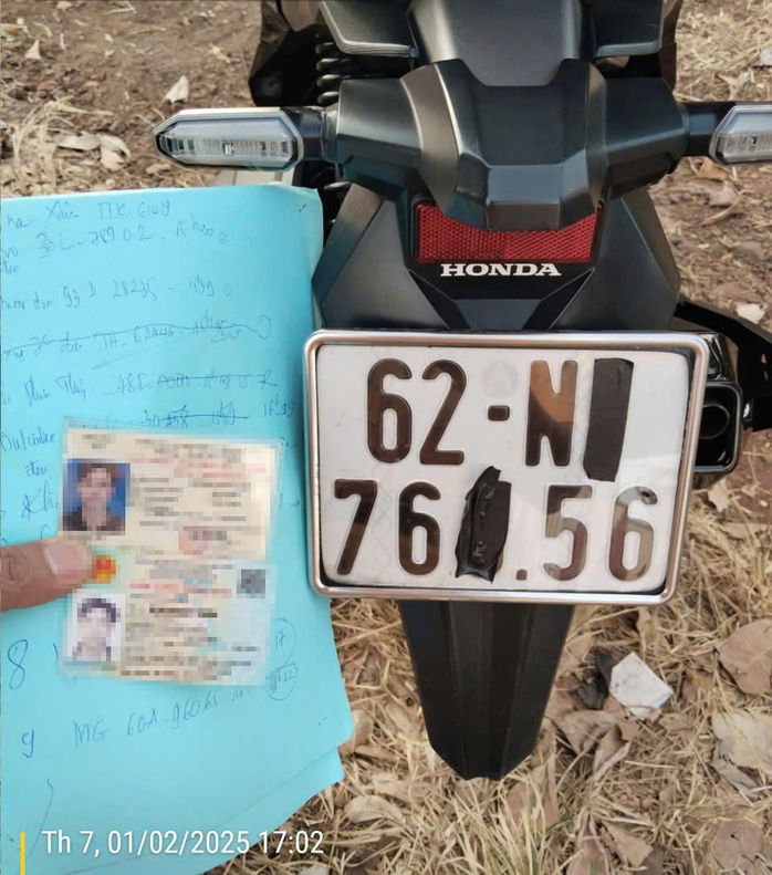 Nhiều người che biển số xe bằng băng keo và khẩu trang để né phạt nguội - Ảnh 3. Nhiều người che biển số xe bằng băng keo và khẩu trang để né phạt nguội - Ảnh 3.
