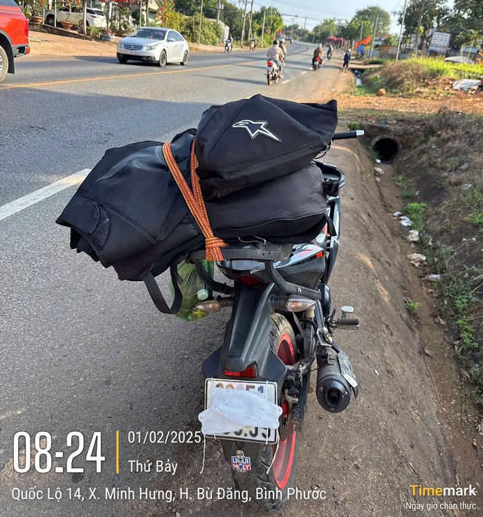 Nhiều người che biển số xe bằng băng keo và khẩu trang để né phạt nguội - Ảnh 1. Nhiều người che biển số xe bằng băng keo và khẩu trang để né phạt nguội - Ảnh 1.