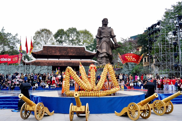 Hàng ngàn người tưởng nhớ công lao của Hoàng đế Quang Trung- Ảnh 6. Hàng ngàn người tưởng nhớ công lao của Hoàng đế Quang Trung- Ảnh 6.