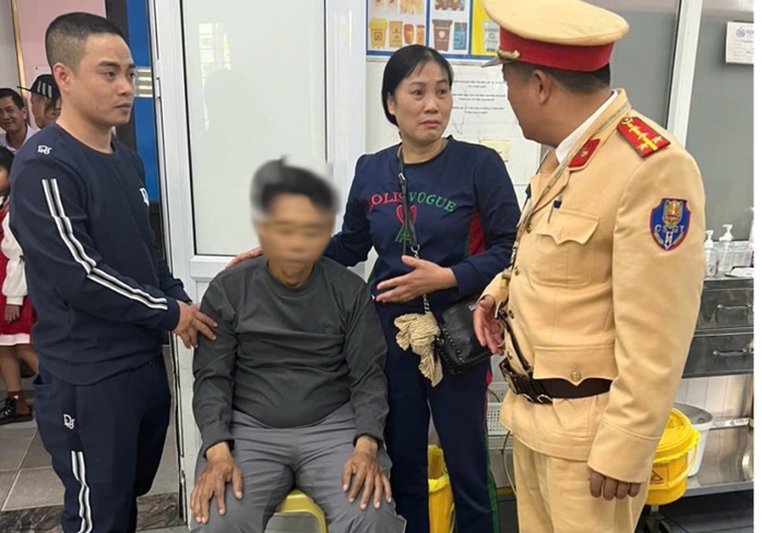 CSGT bật còi hú, hỗ trợ đưa người đi cấp cứu do tắc đường- Ảnh 1. CSGT bật còi hú, hỗ trợ đưa người đi cấp cứu do tắc đường- Ảnh 1.