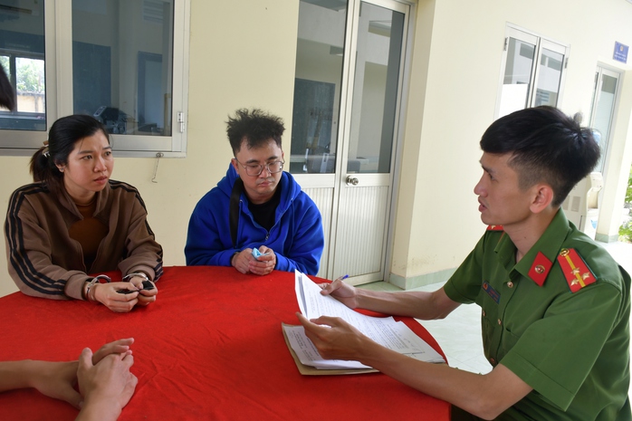 CLIP: Tạm giữ 3/15 đối tượng bị bắt quả tang trong nhà nghỉ- Ảnh 1. CLIP: Tạm giữ 3/15 đối tượng bị bắt quả tang trong nhà nghỉ- Ảnh 1.