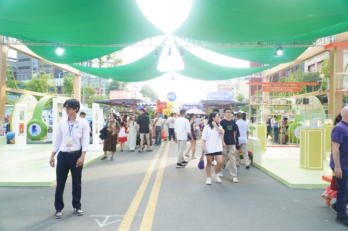 Lễ hội Đường Sách Tết Ất Tỵ 2025 thu hút trên 1 triệu lượt khách- Ảnh 5. Lễ hội Đường Sách Tết Ất Tỵ 2025 thu hút trên 1 triệu lượt khách- Ảnh 5.