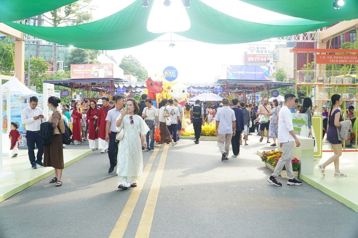 Lễ hội Đường Sách Tết Ất Tỵ 2025 thu hút trên 1 triệu lượt khách- Ảnh 1. Lễ hội Đường Sách Tết Ất Tỵ 2025 thu hút trên 1 triệu lượt khách- Ảnh 1.