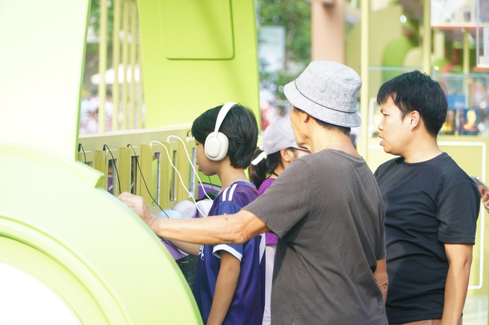 Lễ hội Đường Sách Tết Ất Tỵ 2025 thu hút trên 1 triệu lượt khách- Ảnh 6. Lễ hội Đường Sách Tết Ất Tỵ 2025 thu hút trên 1 triệu lượt khách- Ảnh 6.