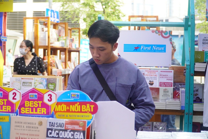 Lễ hội Đường Sách Tết Ất Tỵ 2025 thu hút trên 1 triệu lượt khách- Ảnh 12. Lễ hội Đường Sách Tết Ất Tỵ 2025 thu hút trên 1 triệu lượt khách- Ảnh 12.