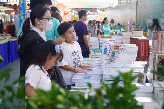 Lễ hội Đường Sách Tết Ất Tỵ 2025 thu hút trên 1 triệu lượt khách- Ảnh 8. Lễ hội Đường Sách Tết Ất Tỵ 2025 thu hút trên 1 triệu lượt khách- Ảnh 8.