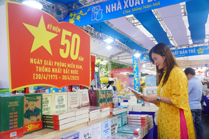 Lễ hội Đường Sách Tết Ất Tỵ 2025 thu hút trên 1 triệu lượt khách- Ảnh 13. Lễ hội Đường Sách Tết Ất Tỵ 2025 thu hút trên 1 triệu lượt khách- Ảnh 13.