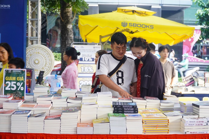 Lễ hội Đường Sách Tết Ất Tỵ 2025 thu hút trên 1 triệu lượt khách- Ảnh 17. Lễ hội Đường Sách Tết Ất Tỵ 2025 thu hút trên 1 triệu lượt khách- Ảnh 17.