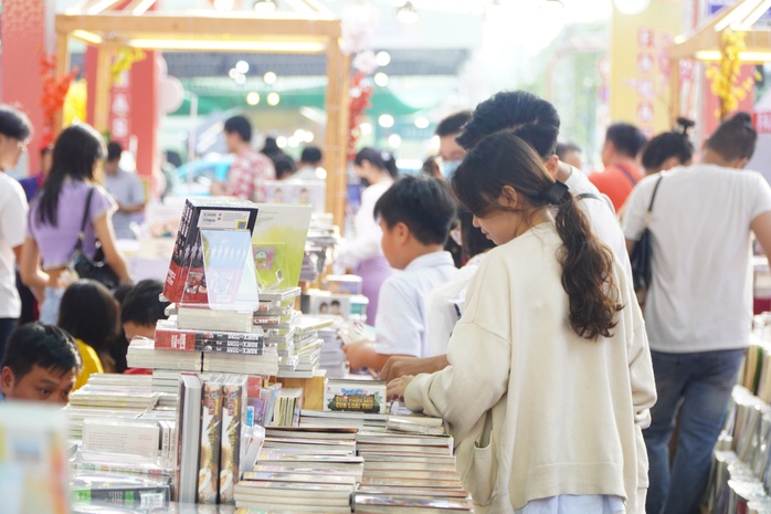 Lễ hội Đường Sách Tết Ất Tỵ 2025 thu hút trên 1 triệu lượt khách- Ảnh 18. Lễ hội Đường Sách Tết Ất Tỵ 2025 thu hút trên 1 triệu lượt khách- Ảnh 18.
