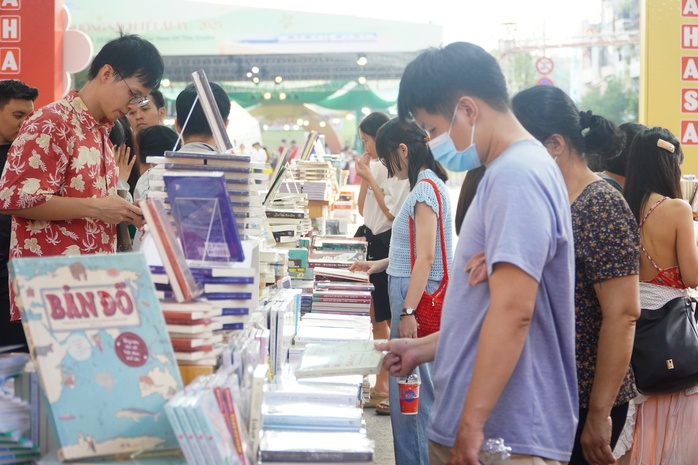 Lễ hội Đường Sách Tết Ất Tỵ 2025 thu hút trên 1 triệu lượt khách- Ảnh 19. Lễ hội Đường Sách Tết Ất Tỵ 2025 thu hút trên 1 triệu lượt khách- Ảnh 19.