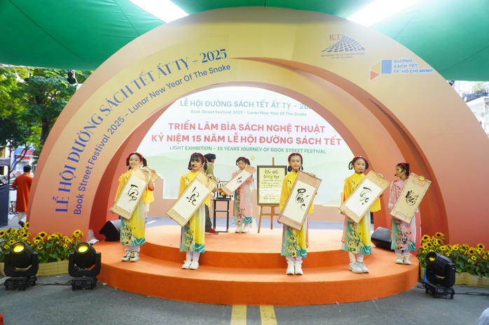 Lễ hội Đường Sách Tết Ất Tỵ 2025 thu hút trên 1 triệu lượt khách- Ảnh 3. Lễ hội Đường Sách Tết Ất Tỵ 2025 thu hút trên 1 triệu lượt khách- Ảnh 3.