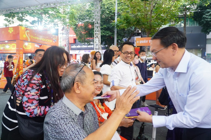 Lễ hội Đường Sách Tết Ất Tỵ 2025 thu hút trên 1 triệu lượt khách- Ảnh 2. Lễ hội Đường Sách Tết Ất Tỵ 2025 thu hút trên 1 triệu lượt khách- Ảnh 2.