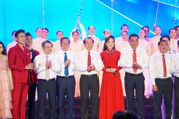 Hoành tráng và rực rỡ chương trình nghệ thuật "Việt Nam khát vọng hùng cường"- Ảnh 2.