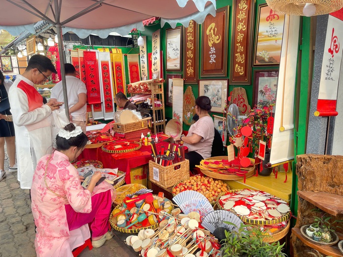 Cuộc thi viết "TẾT THỜI SỐ": Không khí Tết từ đời đến mạng xã hội- Ảnh 2. Cuộc thi viết "TẾT THỜI SỐ": Không khí Tết từ đời đến mạng xã hội- Ảnh 2.