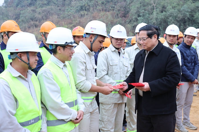 Thủ tướng thăm, tặng quà công nhân thi công cao tốc Đồng Đăng - Trà Lĩnh- Ảnh 2. Thủ tướng thăm, tặng quà công nhân thi công cao tốc Đồng Đăng - Trà Lĩnh- Ảnh 2.