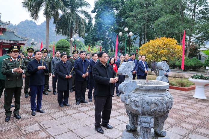 Thủ tướng dâng hương tại Nhà tưởng niệm Chủ tịch Hồ Chí Minh với chiến dịch Biên giới- Ảnh 1. Thủ tướng dâng hương tại Nhà tưởng niệm Chủ tịch Hồ Chí Minh với chiến dịch Biên giới- Ảnh 1.