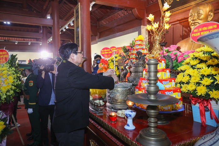 Thủ tướng dâng hương tại Nhà tưởng niệm Chủ tịch Hồ Chí Minh với chiến dịch Biên giới- Ảnh 2. Thủ tướng dâng hương tại Nhà tưởng niệm Chủ tịch Hồ Chí Minh với chiến dịch Biên giới- Ảnh 2.