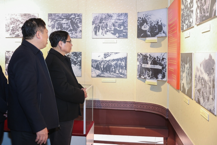 Thủ tướng dâng hương tại Nhà tưởng niệm Chủ tịch Hồ Chí Minh với chiến dịch Biên giới- Ảnh 4. Thủ tướng dâng hương tại Nhà tưởng niệm Chủ tịch Hồ Chí Minh với chiến dịch Biên giới- Ảnh 4.