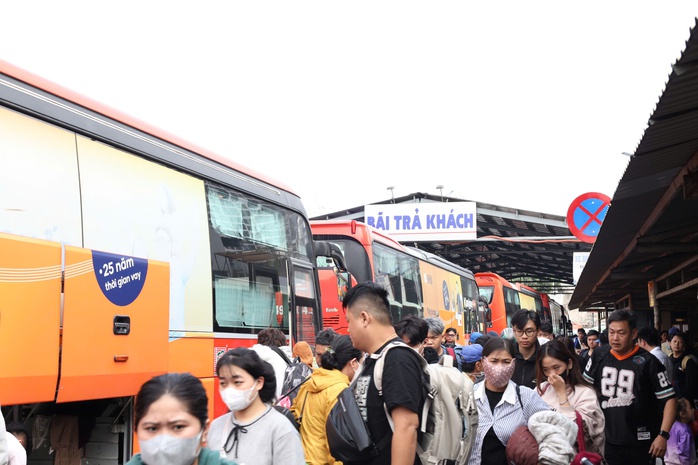 Người dân nhộn nhịp quay lại TP HCM- Ảnh 1. Người dân nhộn nhịp quay lại TP HCM- Ảnh 1.
