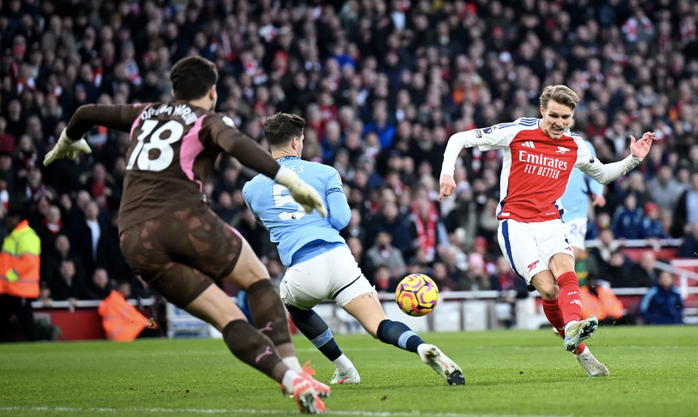 Pep Guardiola "chết đứng" khi Arsenal quật ngã Man City với tỉ số khó tin- Ảnh 2. Pep Guardiola "chết đứng" khi Arsenal quật ngã Man City với tỉ số khó tin- Ảnh 2.