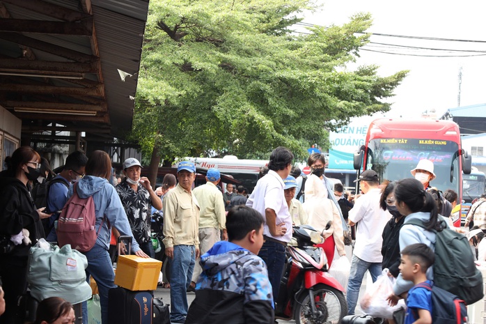 TP HCM: Bến xe, sân ga đông nghẹt trong ngày cuối kỳ nghỉ Tết- Ảnh 1. TP HCM: Bến xe, sân ga đông nghẹt trong ngày cuối kỳ nghỉ Tết- Ảnh 1.