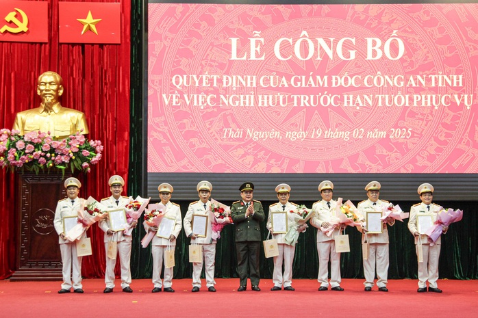 Loạt trưởng phòng, trưởng công an huyện ở Thái Nguyên xin nghỉ hưu trước tuổi- Ảnh 1. Loạt trưởng phòng, trưởng công an huyện ở Thái Nguyên xin nghỉ hưu trước tuổi- Ảnh 1.