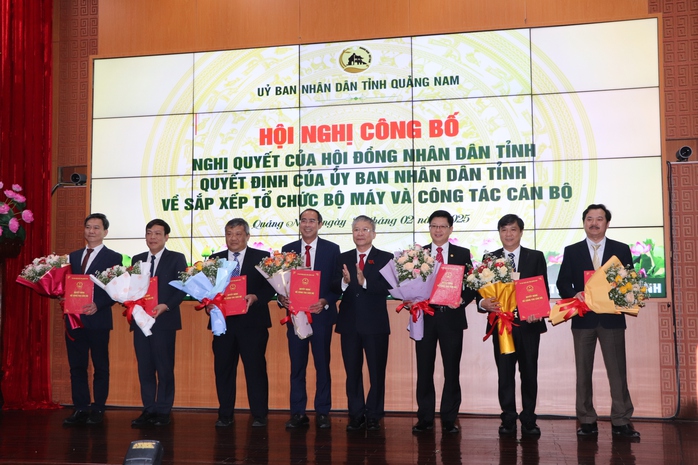 Bí thư Quảng Nam tri ân cán bộ tự nguyện xin nghỉ hưu sớm- Ảnh 2. Bí thư Quảng Nam tri ân cán bộ tự nguyện xin nghỉ hưu sớm- Ảnh 2.
