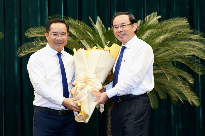 Bí thư Thành ủy TP HCM Nguyễn Văn Nên (phải) tặng hoa chúc mừng tân Chủ tịch UBND TP HCM Nguyễn Văn Được Ảnh: HOÀNG TRIỀU Bí thư Thành ủy TP HCM Nguyễn Văn Nên (phải) tặng hoa chúc mừng tân Chủ tịch UBND TP HCM Nguyễn Văn Được Ảnh: HOÀNG TRIỀU