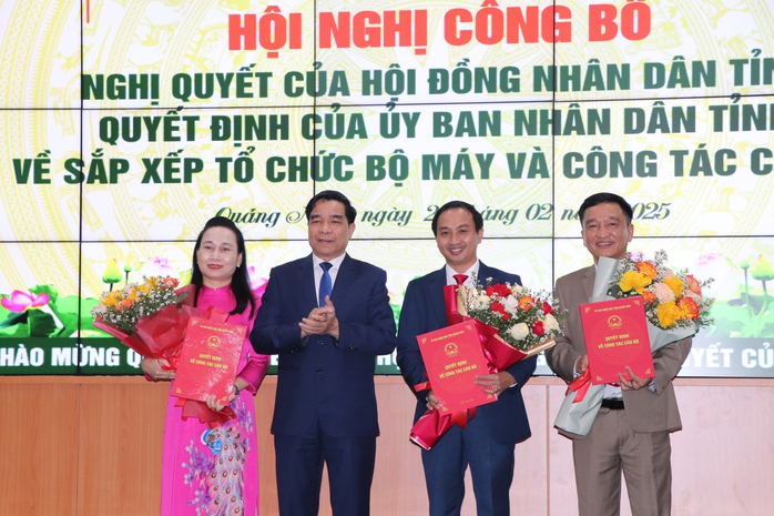 Bí thư Quảng Nam tri ân cán bộ tự nguyện xin nghỉ hưu sớm- Ảnh 3. Bí thư Quảng Nam tri ân cán bộ tự nguyện xin nghỉ hưu sớm- Ảnh 3.