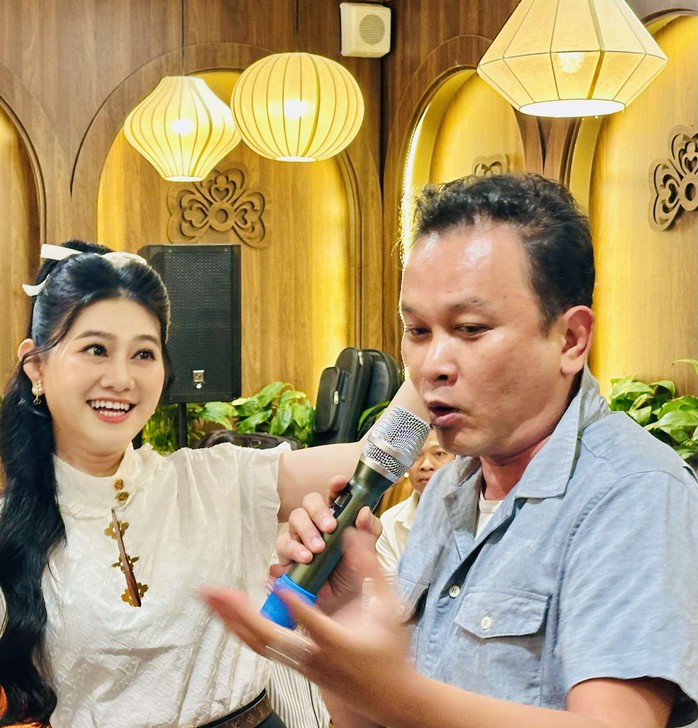 Vì sao Kim Tiểu Long 15 năm chỉ song ca một bài với Quế Trân?- Ảnh 7. Vì sao Kim Tiểu Long 15 năm chỉ song ca một bài với Quế Trân?- Ảnh 7.
