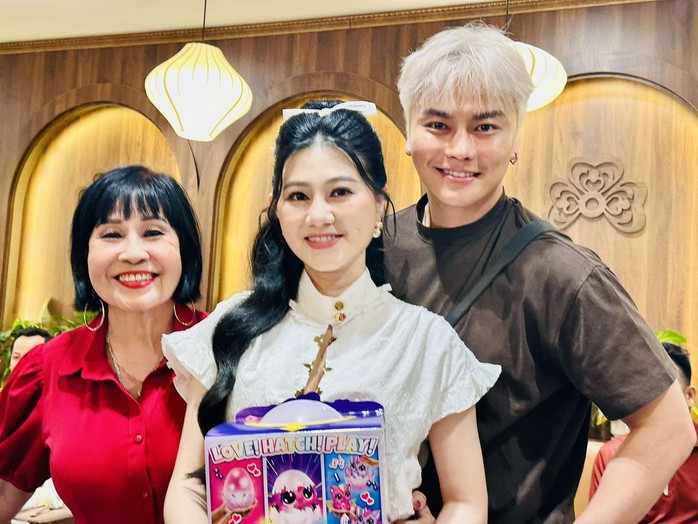 Vì sao Kim Tiểu Long 15 năm chỉ song ca một bài với Quế Trân?- Ảnh 2. Vì sao Kim Tiểu Long 15 năm chỉ song ca một bài với Quế Trân?- Ảnh 2.