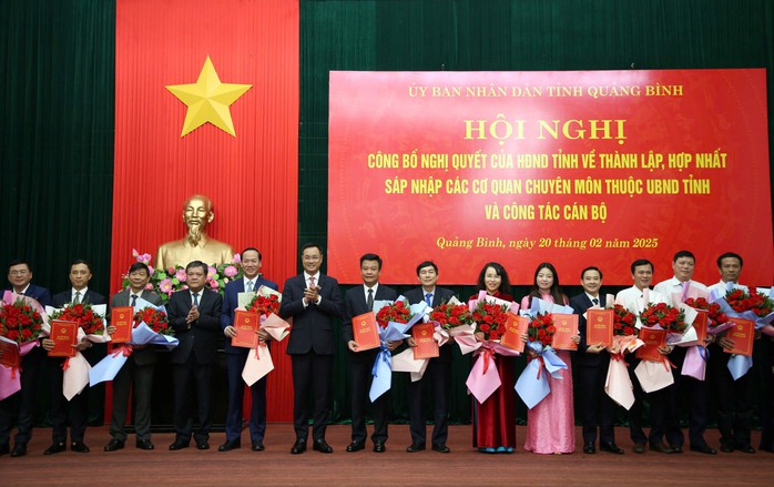 Quảng Bình: Công bố các quyết định bổ nhiệm 9 Giám đốc Sở mới, sau sáp nhập- Ảnh 1. Quảng Bình: Công bố các quyết định bổ nhiệm 9 Giám đốc Sở mới, sau sáp nhập- Ảnh 1.
