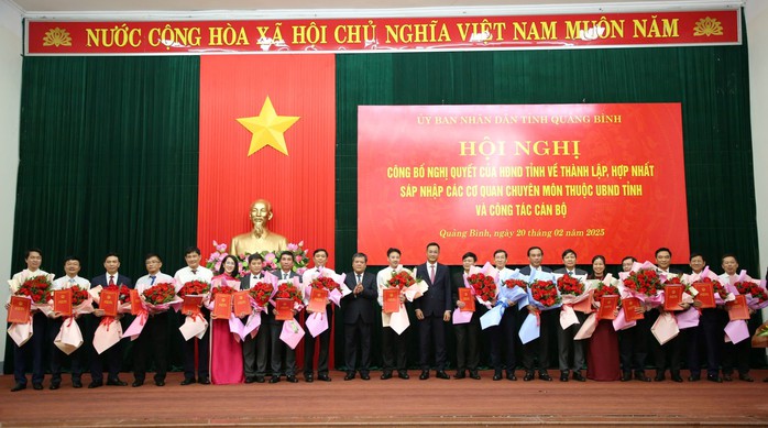 Quảng Bình: Công bố các quyết định bổ nhiệm 9 Giám đốc Sở mới, sau sáp nhập- Ảnh 2. Quảng Bình: Công bố các quyết định bổ nhiệm 9 Giám đốc Sở mới, sau sáp nhập- Ảnh 2.