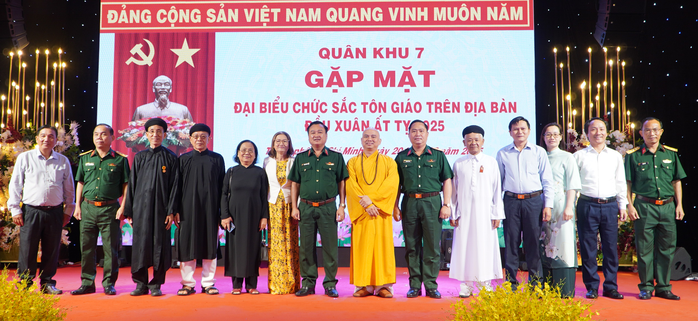 Quân khu 7 gặp mặt đại biểu chức sắc tôn giáo đầu Xuân Ất Tỵ 2025- Ảnh 2. Quân khu 7 gặp mặt đại biểu chức sắc tôn giáo đầu Xuân Ất Tỵ 2025- Ảnh 2.